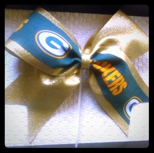 Green bay Packers cheer bow
